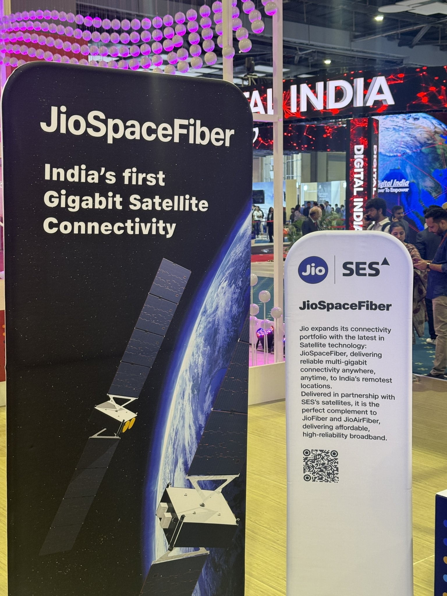 Reliance Jio Demos Jiospacefiber Indias First Satellite Based Gigabit