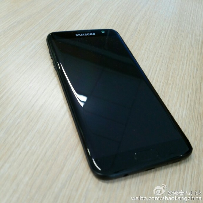 s7-edge-glossy-black-7.jpg