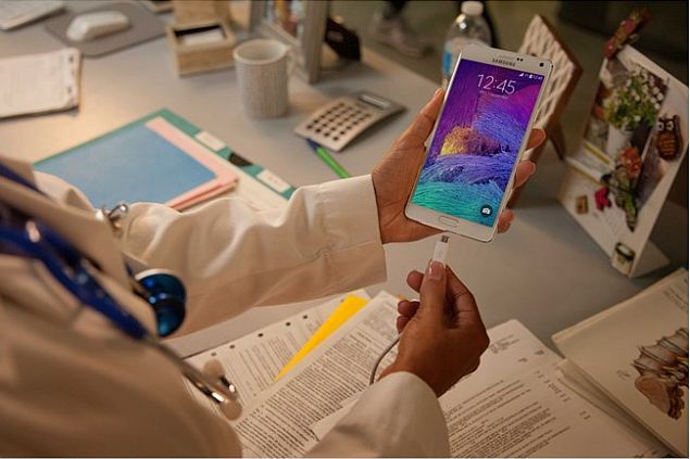 samsung_galaxy_note_4_hands.jpg