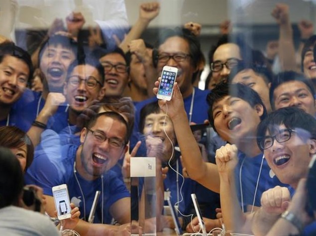 apple_china_store_workers_reuters.jpg