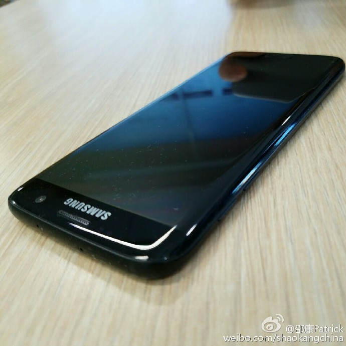 s7-edge-glossy-black-9.jpg