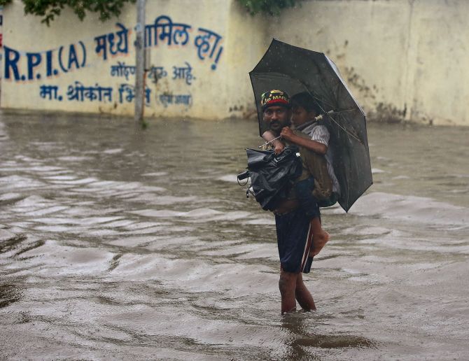 19mumbai-rain12.jpg